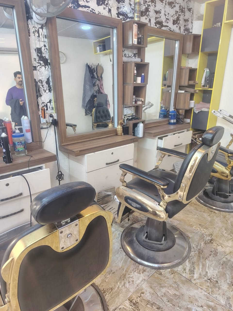 السلام عليكم
٣ كراسي ملكي

٣ ميوزه

ارفوف

أدوات حلاقه

جهاز بخار

السعر  ١٥٠٠ بي مجال

التواصل *********** واتس
