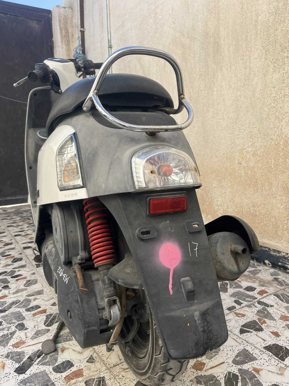 ماكس بوليس نوزل للبيع دراجه حاويه نضيفه  مكفولة العنوان ناصريه مركز حي الفداء السعر مليون و 100 وبيها مجال الاتصال ***********
