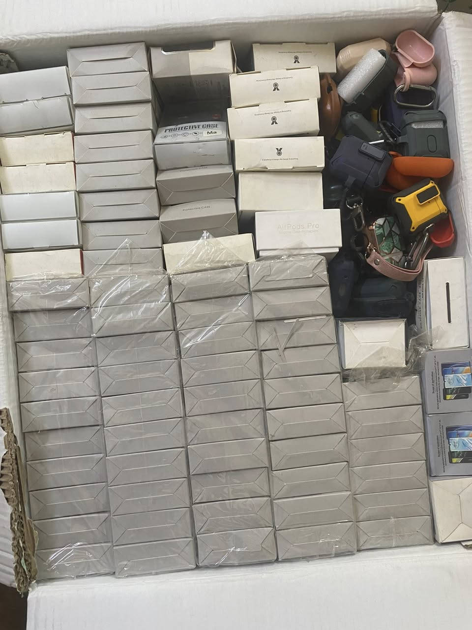 تصفيه محل للبيع اغراض محل كامل اكسسوار كفرات اجهزه ساعات سماعات كيبلات كلشي وكللاشب غراض محل كامل للبيع شلع وسعر مناسب للاستفسار مكاني بغداد تقاطع درويش ***********
