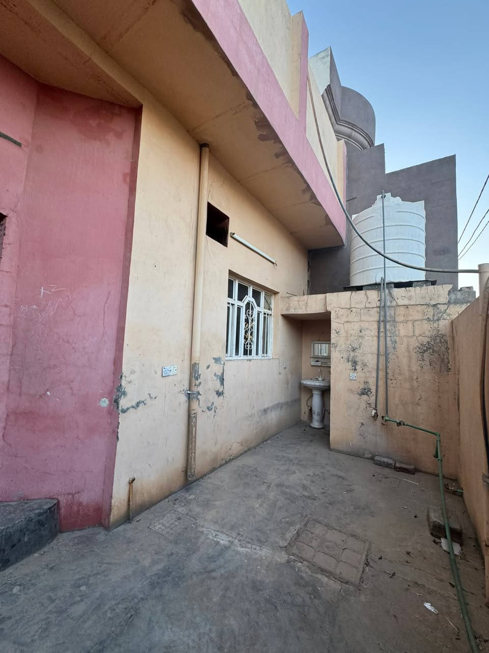 دار للايـجـار  فـي المزرعه

🏗️📍المــــــــوقع// فـي المزرعه فرع مقابيل عمر تركي 

✏️المســـــاحة// 200م

بـنـاء ( متوسط صالح للسكن

🧱الـدار // يحتوي علي

 (غرفة نوم 3➕هول➕ مطبخ➕ استقبال ➕ مجمعات صحية  خارجي و داخلي 

السعر : 250  الف
🏫نستقبل جميع عروض البيع و ترويجها بإعلانات 

للمزيد من التفاصيل الاتصال او المراسلة خاص  ***********
 📍موقع المكتب  📌 خانقين - المزرعه
خلف جامع الهدايه
