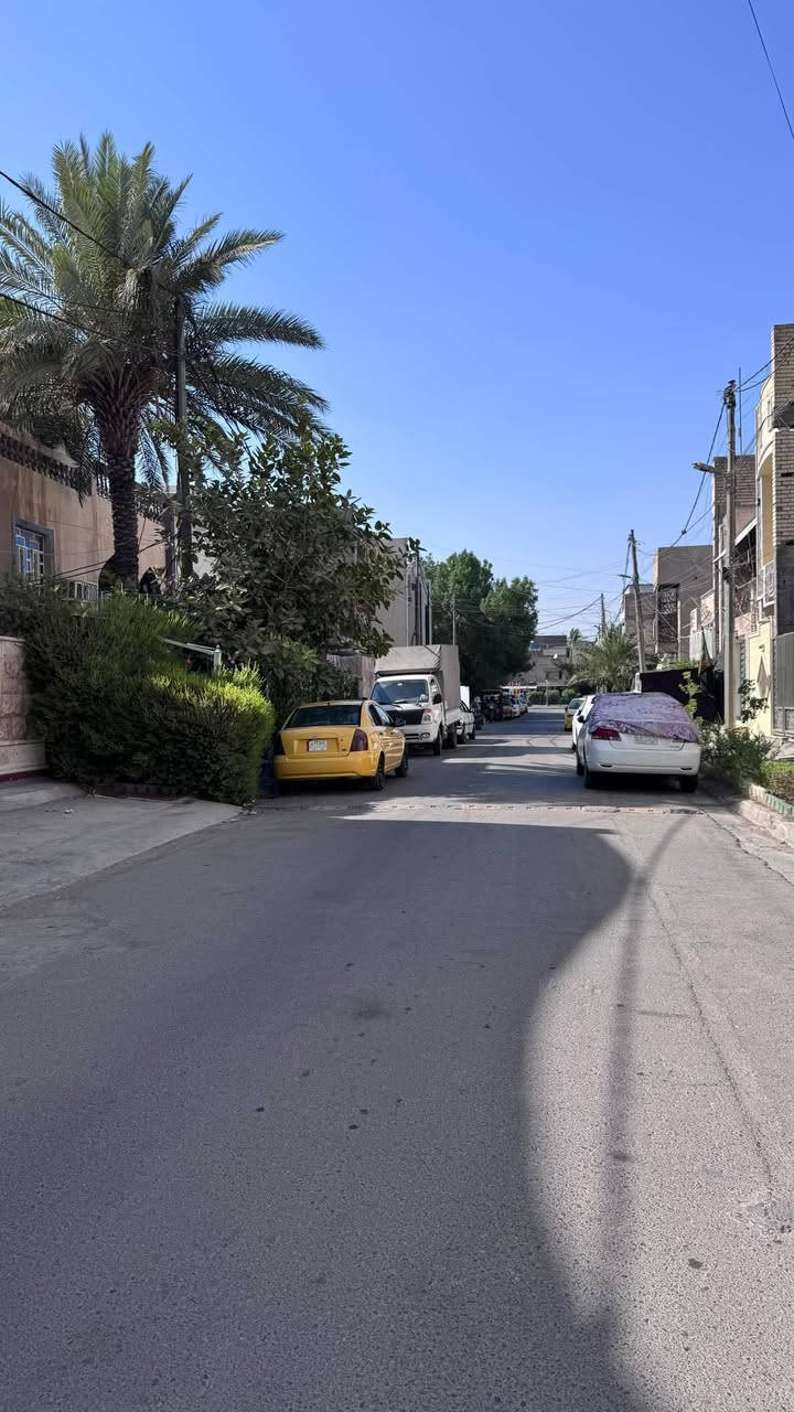 السلام عليكم البيت للبيع في منطقة الحرية الدور نواب ضباط شارع المشتل المساحة 100 متر واجهه 5 نزال 20 
البيت 3 طوابق يحتوي على 6 غرف و3 حمامات  
للاستفسار الاتصال او واتساب على الرقم ***********
