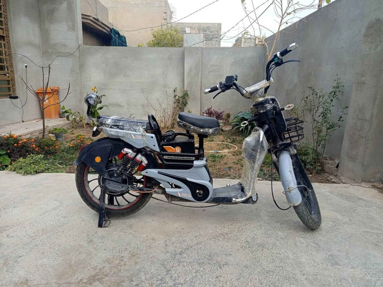 السلام عليكم 
ماطور شحن للبيع مابي اي نقص مستعمل 4 اشهر فقط السعر 450 وبي مجال.      ( مكاني جلولاء) 
للاستفسار الاتصال على الرقم ‬‏ ***********  او مراسلة واتساب.
