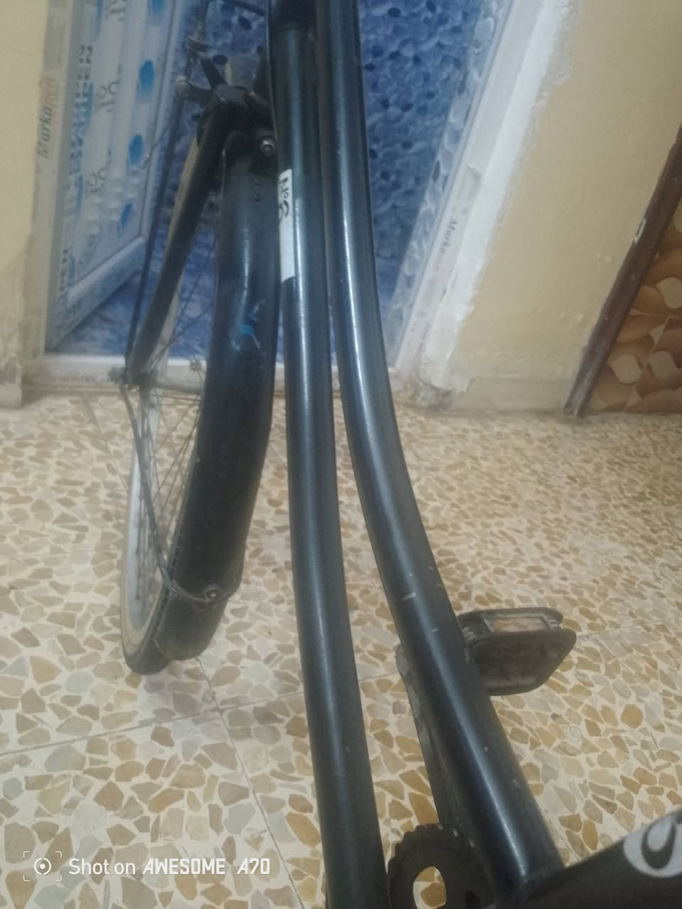 سلام عليكم بايسكل للبيع حجم 24 بايسكل كلو شغال غراضو موجوده الصينيه مال زنجيل موجوده والسله موجود السعر 60الف وبي مجال العنوان موصل رأس الجاده قرب ملعب رعد الرقم ***********
