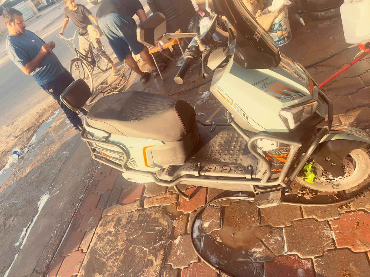 السلام عليكم دراجه شحن للبيع جديده صالي 3شهر مشتريها من صدرية دراجه 6بطاريات كهربايات كلهن شغالات 4سرع  تأيرات جداد السعر 900 وبيها مجال قليل المكان بغداد حي ور الرقم ***********
