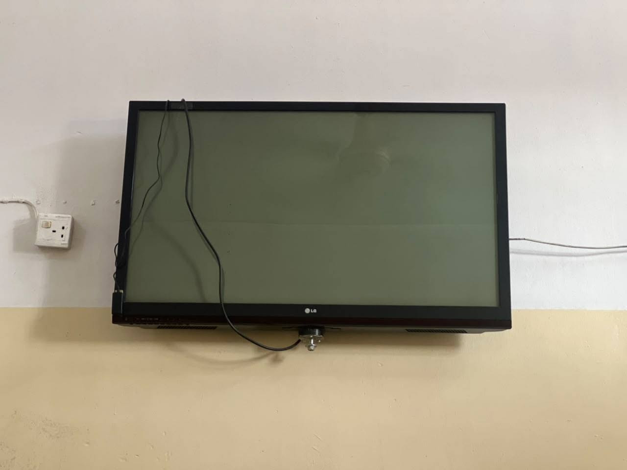 السلام عليكم...
​📺 شاشة LG 62 بوصة للبيع
​السعر: 160 
​ مستعملة ونظيفة (نفس الصور)
​📥 للتواصل :***********
