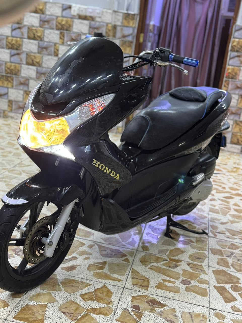 دراجه pcxجيل الاول دراجة مال رمبه مديل ١٦ حجم مكينه 150ياباني الاصلي دراجه جديده مال جناي 
 ياباني الاصلي دراجه كامله  ستان كهربائي حساس ازدحام حرف Aدراجه جديده مكينه لوك حساس زدحام شلعه معدل خير من الله دراجه تتعب تكول جديده مال جناي المكان بغداد الكرخ دراجة مكفوله اي نقص مابيه السعرمليون و350الف الاتصال على الرقم ***********
