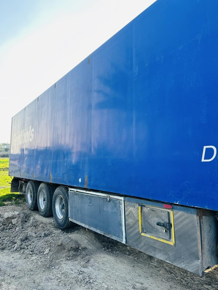 السلام وعليكم 
براد كوجل للبيع سمك 7محرك سيمكس شاشه غاز 134جاهز للشغل تخم تاير الاتصال 
***********
