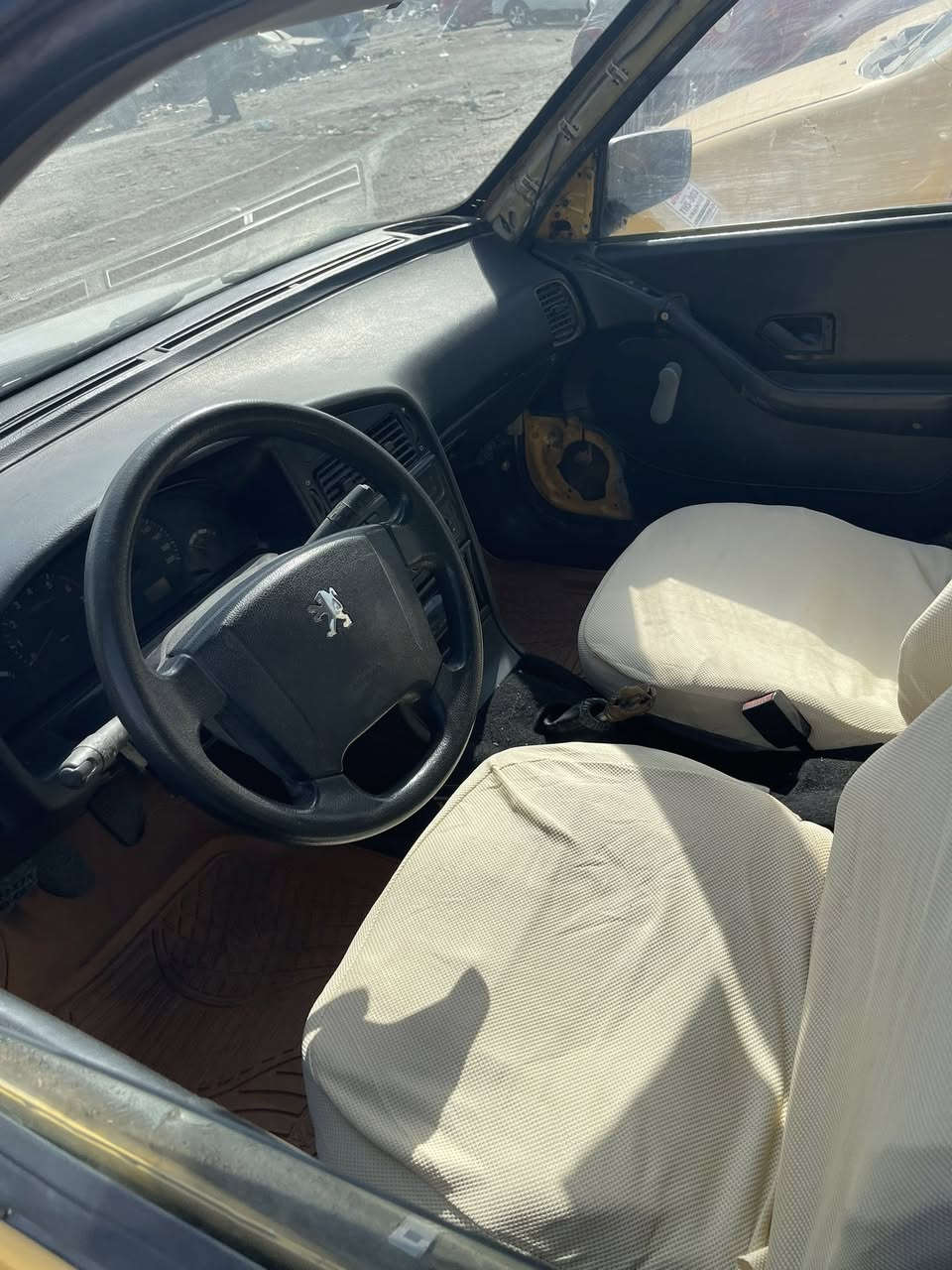 سلام عليكم بيجو جي ال اكس موديل ١٢ كير مكينه مكفولات تخم تاير نضيف دوشمه نضيفه سنويه لل٢٤مشروع وطني بدون تحويل رايده ب١٢ وبيها مجال شي قليل مكاني بغداد ***********
