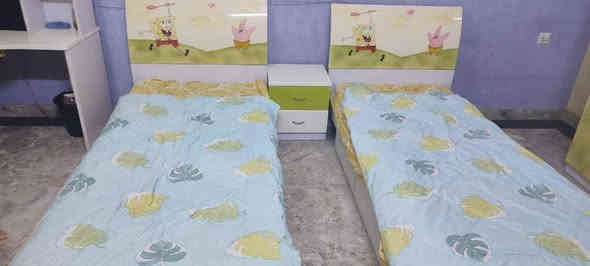 تتكون من سريرين كبيرين منفصلة+كنتور كبير 4ابواب ومكتب وميزوسريرين منفصله تكفي لكافة الاعمار مكان البيت السيديه *********** بغداد
