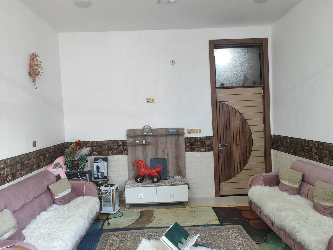 السلام عليكم بيت للبيع بالبكرلي نزلت الشيخ ابو جنان  طابو زراعي سند 25 مساحه 200 متر  اول فرع على اليمين من تدخل للشارع بناء حديث 2023 نهايتها البيت بناء درجه اولى طابقين خمس غرف نوم 
 ////////////******////////
الطابق الاول يحتوي على غرفتين واستقبال وكلدور كبير ومطبخ وصحيات وحمام غربي وشرقي ومناور ثنين وحديقه داخليه بين الغرفه والكلدور وصحيات خارجيه وكراج سياره 
البيبان كلها قاصه والشبيابيك حديد وpvc
////////****//////
الطابق الثاني يحتوي على ثلاث غرف نوم وكلدور وحمام وصحيات 
السطح الاول شتايكر مطبك والثاني ايضا مطبك شتايكر 
البيت شغل درجه اولى الكهربائيات كل اردني وسعودي والماء والمجاري الامل الشريف 
السعر 190 وبي مجال بسيط 

للاستفسار مرتجعة مكتب عقارات  حسين المعموري الكائن قبل جامع سلمان المحمدي 
غو الاتصال على الرقم *********** حسين المعموري
