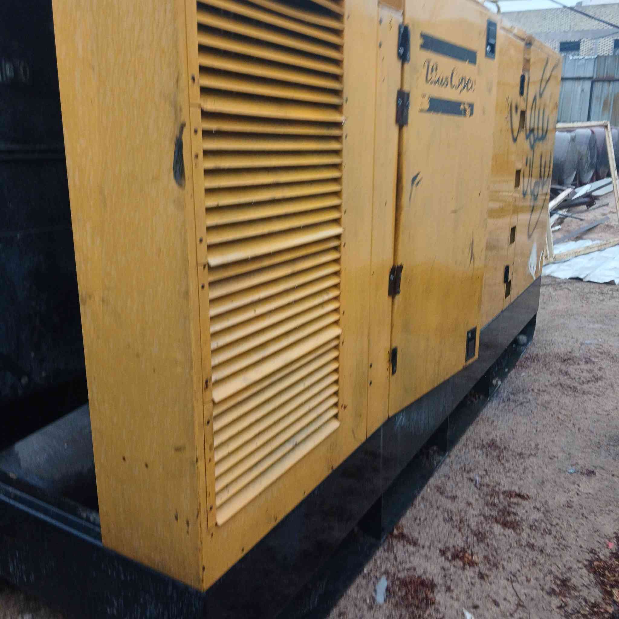 كاتم للبيع طول ٤ متر  ارتفاع ٢متر العرض ١٤٠   السعر ١٢ ورقه  مكان نجف  ***********
