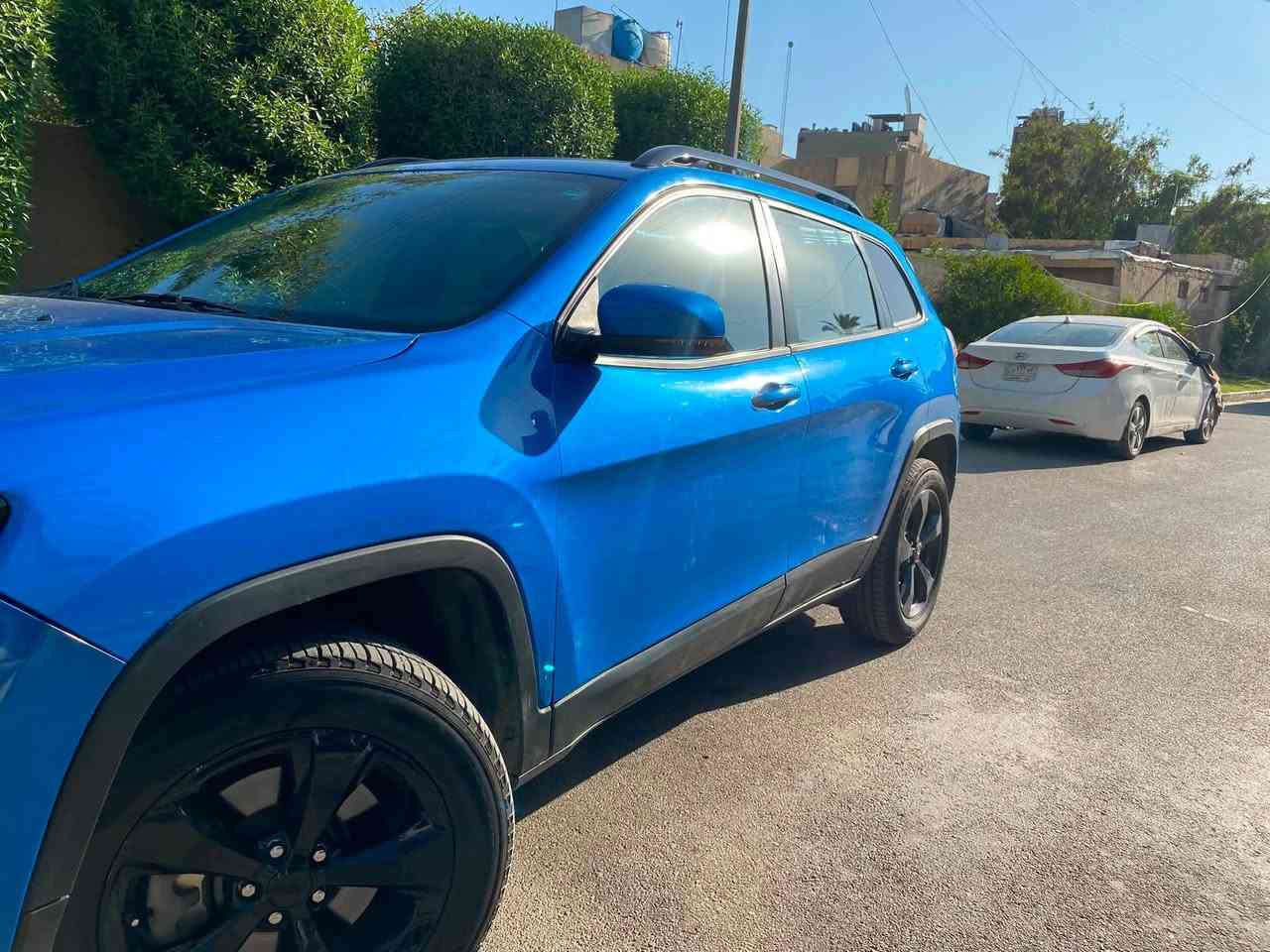 للبيع – 
2020 JEEP CHEROKEE BLACK TOP
جيب شيروكي بلاك توب 
حادث خفيف بدون ايرباك
🔹المواصفات:
 • الموديل: 2020
 • الفئة:  التتيود Altitude
 • المحرك: 2.4L 4 سلندر 
 • اللون: ازرق مميز
 • عدد الممشى : 38 ميل
اللوحة : رقم اربيل
كاميرا خلفية
بصمات ابواب  
دخول ذكي
كشنات جلد
تدفئة كشنات
تدفئة ستيرن
كرسي السايق تحكم كهربائي 
هاند بريك كهربائي بصمة
رادار خلفي وجانبي
تحكم ستيرن
انظمة قيادة 
تشغيل بصمة
تشغيل عن بعد
مثبت سرعة
النقطة العمياء
تخم تايرات جديدة
ادامة جديدة
الضرر : حادث امريكا شبه كلين  ايرباكات سليمة فقط الدعامية مكسورة وصور الحادث موجود للتوضيح 
وبيها حادث بالعراق 
حادث سطحي تبديل باب وجاملغ  درجة اولى
مكان السيارة  بغداد المنصور
***********
