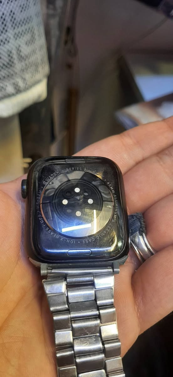ساعة ابل الجيل السابع مستعملة شبه جديدة 💯 
‏Apple Watch Series 7 - 45mm ⌚️ 

اصدار Nike
45 mm حجم
نظافة 85%
بطارية 79% 
شحنها يبقى يوم كامل 
اللون : اسـود 
انطيك وياها 7 سير بالوان مختلفة 
بيها ضرر بسيط بالشاشة مو كسر هوة فطر بسيط ما يبين من بعيد مثل موضح بالصورة 
كارتونة شاحنة كل الغراض كاملة و أصلية
السعر ٢٢٥ وبيها مجال 
يوجد توصيل جميع المحافظات
تواصل ***********
