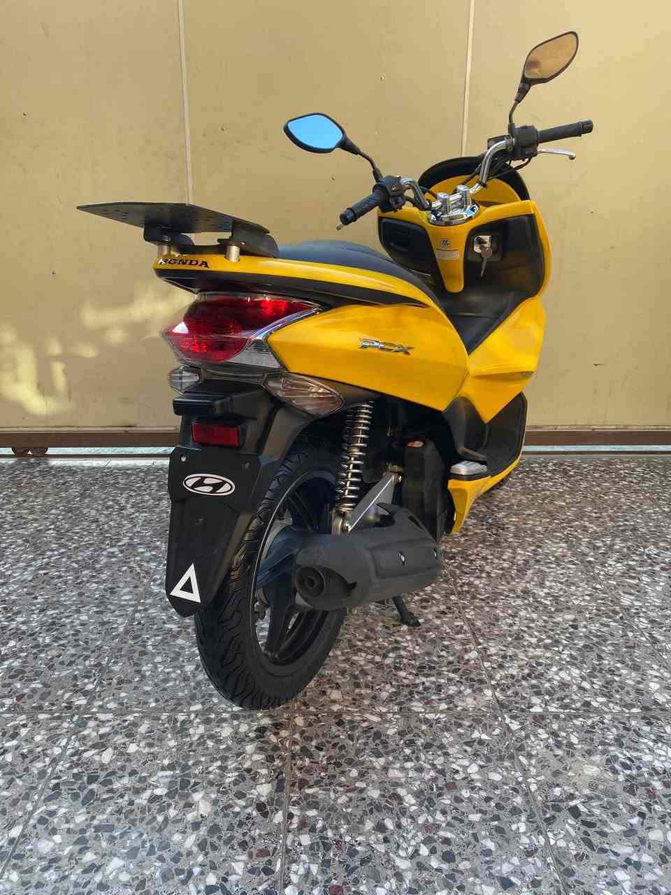 بي سي اكس لون اصفر
ماشيه٢٣ الف السعر 850 مستعجل وعندي عملية 
دراجه.  مال رمبه 
العنوان. بغداد البنوك 
اتصال عل سيم كارت متواجد ***********
