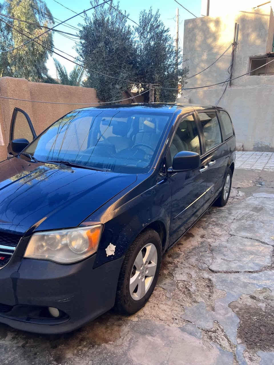 السلام عليكم
دودج كرفان 2013
سياره جاهزه افحص واطلع 
كفاله كير 
مكينه 
صدر 
حداديه
تخم تاير جديد 
داخل بلاد نظيف

بدون صبغ فقط جاملغ خلفي أمريكا 
بنيد وصندوق  مبدل بلاد 
 السعر 110 وبيها مجال حك الجيه 
للاستفسار ***********
