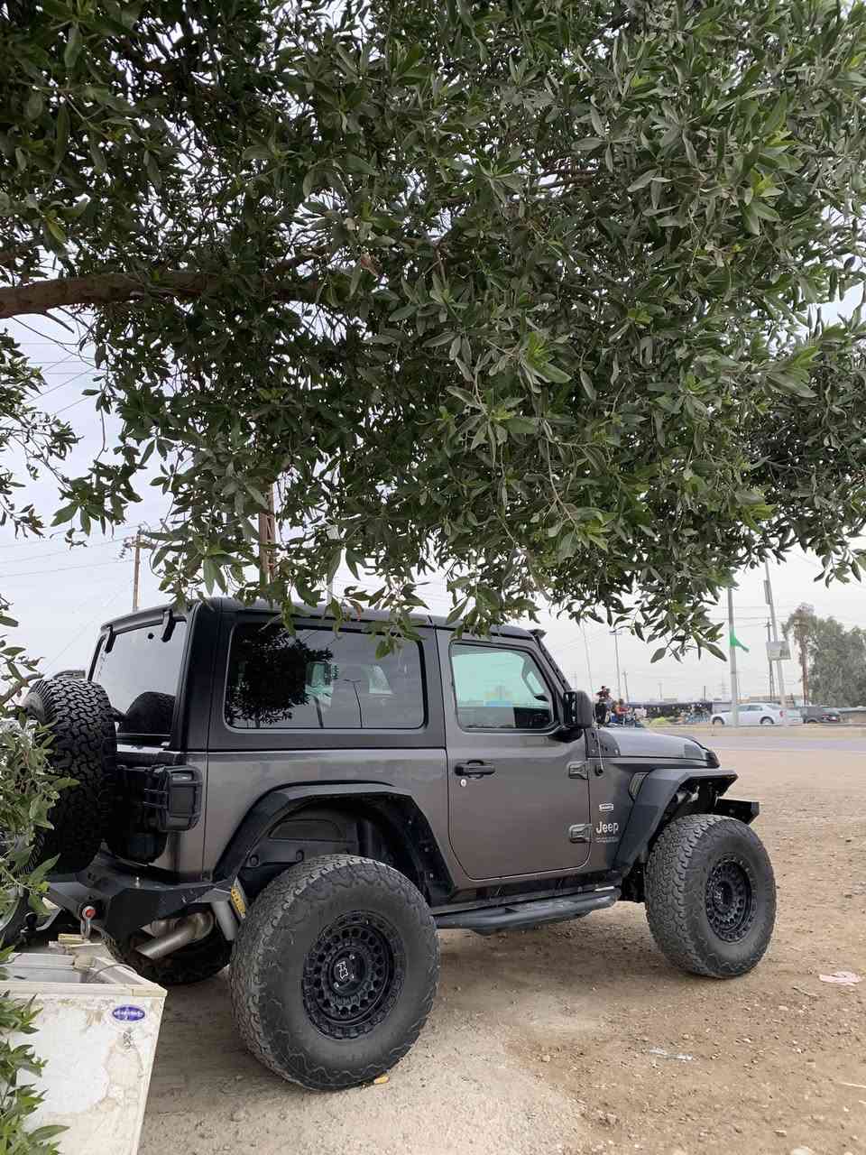 سلام عليكم جيب رانكلر موديل 18 كفاله عامه رقم  بغداد بأسمنه سياره مال جناي جديده بي معنى لكلمه موصفات شاشه جبيره بصمه تحكم  ستيرن ستيرن مزوده المكينه  كروز سياره مزوده بل كامل  هاذ رقم بي بي واتساب ومتواجد عل فيس *********** سعر سياره خاص
