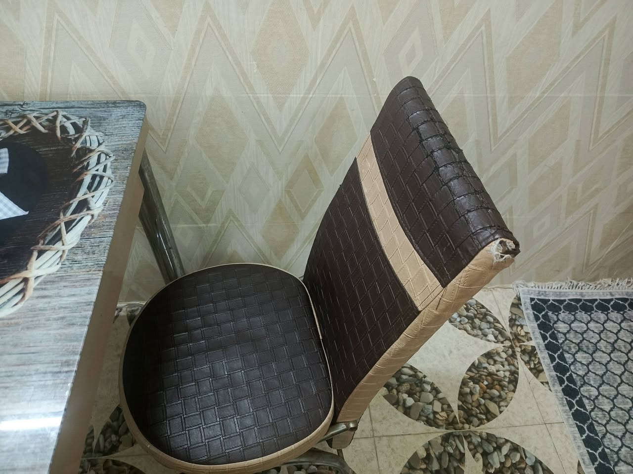 ميز طعام و 3كراسي والعيب مبين بصورة بل كراسي العيب والميز يكبر يصير على كد 6كراسي. السعر 50الف وبي مجال


**إذا كنت صاحب هذا الإعلان وتريد حذفه لأي سبب، رجاءا أرسل رسالة إلى الدعم الفني**