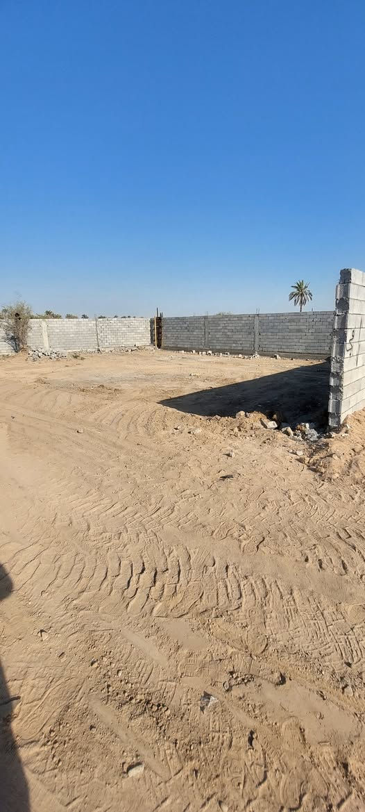 قطعه للبيع مساحه 560 متر في باب الهوى طابو صرف زراعي باسم عراقي مسيجه سياج كونكريت واجهته 30 متر مقلوعه ومحدوله طبقتين شغل درجه اولى تعال وابني  
بضهر الارض نهر متصل بشط الكباسي مدخله شارع شارع 18 متر تصلح 3 قطع او استراحه تتوفر كافه الخدمات ماء كهرباء مدارس مشي سعر القطعه 57 مليون وبيه مجال 
الاستفسار الاتصال 
***********
