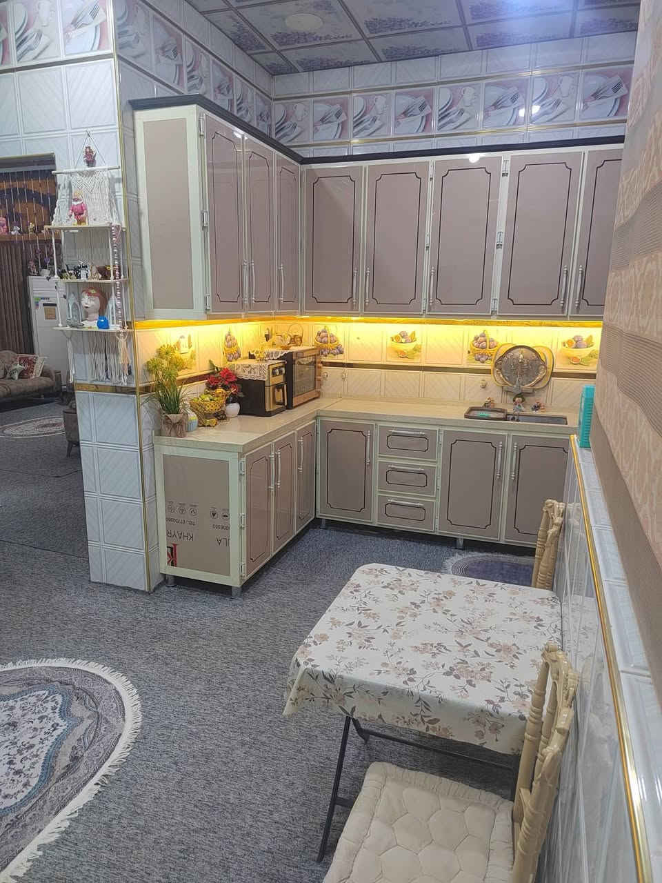 دار للبيع في حي الجمعيات قرب جامع الامام تاج الدين اول فرع المساحة 230م للاستفسار الاتصال على الرقم ***********
