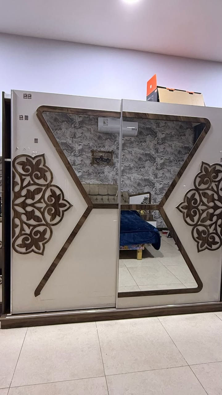 ‏غرفة تركية نظيفة ميز تواليت وسرير وكنتور و2 درور صغير. أَلمجر مالتها واگع بس موجود  السعر 200 عنوان بغداد شارع فلسطين الي يريدها يدخل خاص يراسل لو يتصل على هذا الرقم *********** بي وتساب
