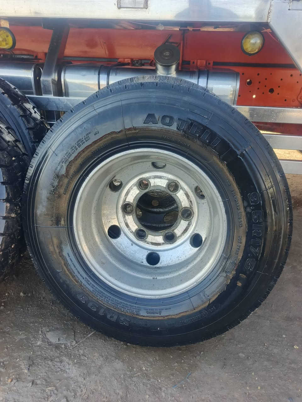 تايرات زوج جديد وزوج نص عمر ١٧ونص هنه الويلات زوج ويالاه فافون وزوج حديد السعر ٥٠٠ وبيهن مجال
***********
