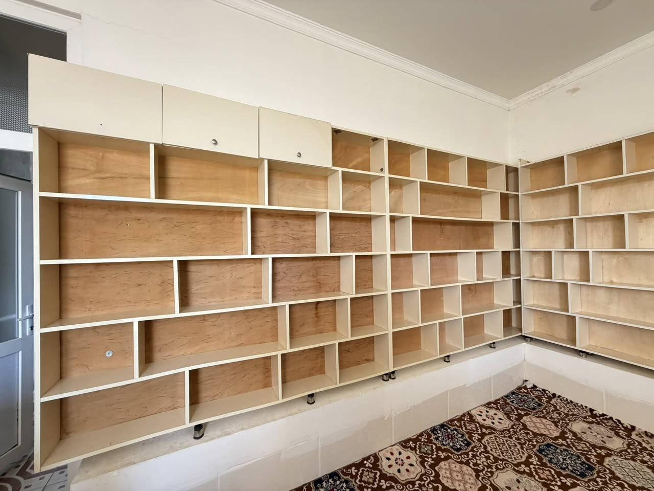 سەیریکە چیم بۆ هێناون کتێبخانە٧مەتر ئەبێت زیاتر 
جیگای  نزیکی ٤٠٠کتیبی تیا ئەبێتەوە 
پانیەکەشی تەسەور ئەکەم دوو مەتر بوێت
جا فرۆشتنی خیرایە قوفلی٢٣٥هەزارە
بچۆ دروسی کە سەروی ملیون ئەخوات
هەرکەس موشتەرییە تێل بکات رەحمەتی لێویت
جا هەرچیتیش هەیە لێو ئەکرم ***********
