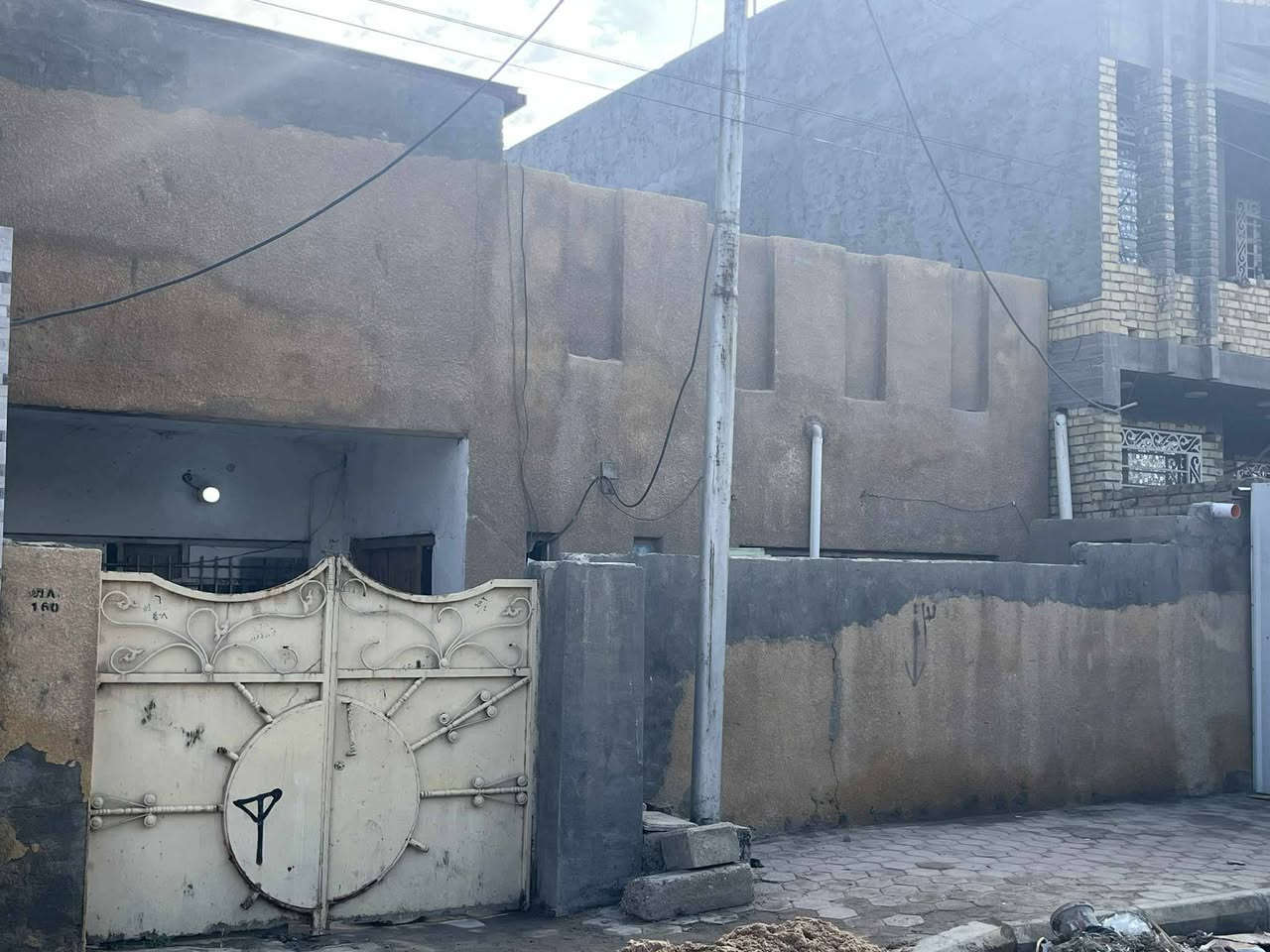 دار للبيع او الإيجار مساحة ١٥٠ بناء قديم العزة الجديدة شارع ٣٠ مجاور متوسطة محمد ابن الحنفية للتواصل الرقم ***********
