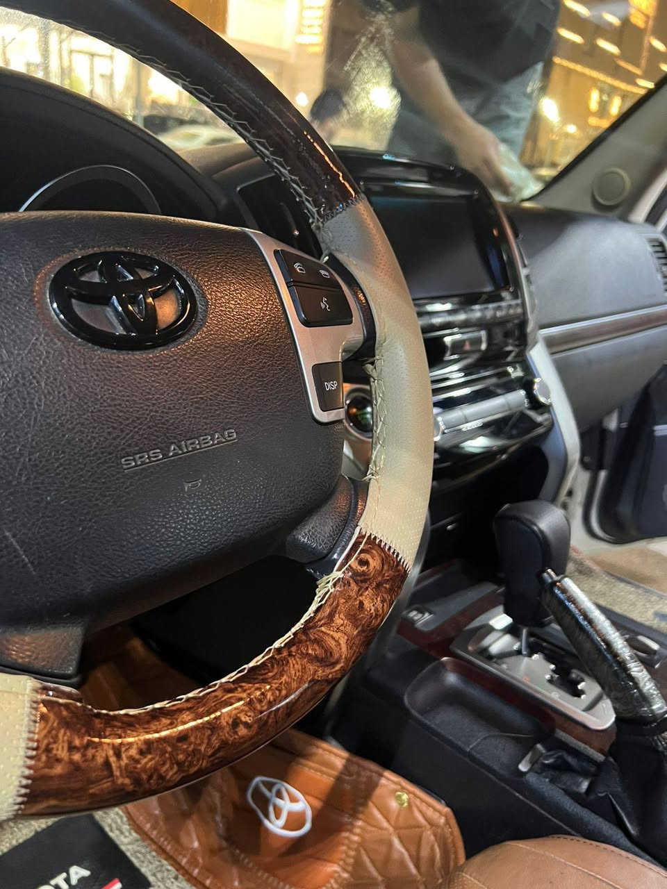 ​🚗 #للبيع: تويوتا لاندكروزر 2015 (ملكة الطرق) 🚗
المواصفات العامة:

​الموديل: 2015

​الرقم: أربيل (لوحة مميزة، هزة وفحص جديد، سنوية عامرة وجاهزة للتحويل).

​الحالة: فول مواصفات 1/1، السيارة بحالة الوكالة وبقمة النظافة.

​بدون ضرر نهائياً (مكفولة كفالة عامة).

​لا صبغ، لا تعديل، 
وبشرط الفحص.

​المميزات والإضافات

​تخم تاير جديد.
محرك/ 8
​تبريد فول

​داخل جلد نظيف جداً، فتحة سقف، شاشة، كاميرا، حساسات، وباقي مواصفات الفول المعروفة.

​السيارة جاهزة من كل النواحي (شغل واطلع) وما تحتاج أي مصاريف.

​📌 المكان: [اكتب مكان تواجد السيارة  صلاح الدين / الضلوعية]

💵 السعر: [445]ورقه

​📞 للتواصل والاستفسار:
***********
***********
