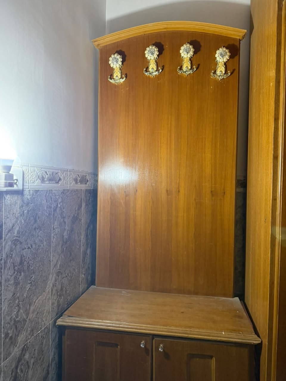 السلام عليكم ورحمه الله وبركاته . غرفه اخشاب نظافه جيده للبيع صاج مثل ماموجود بالصوره. رقم الهاتف . ***********
