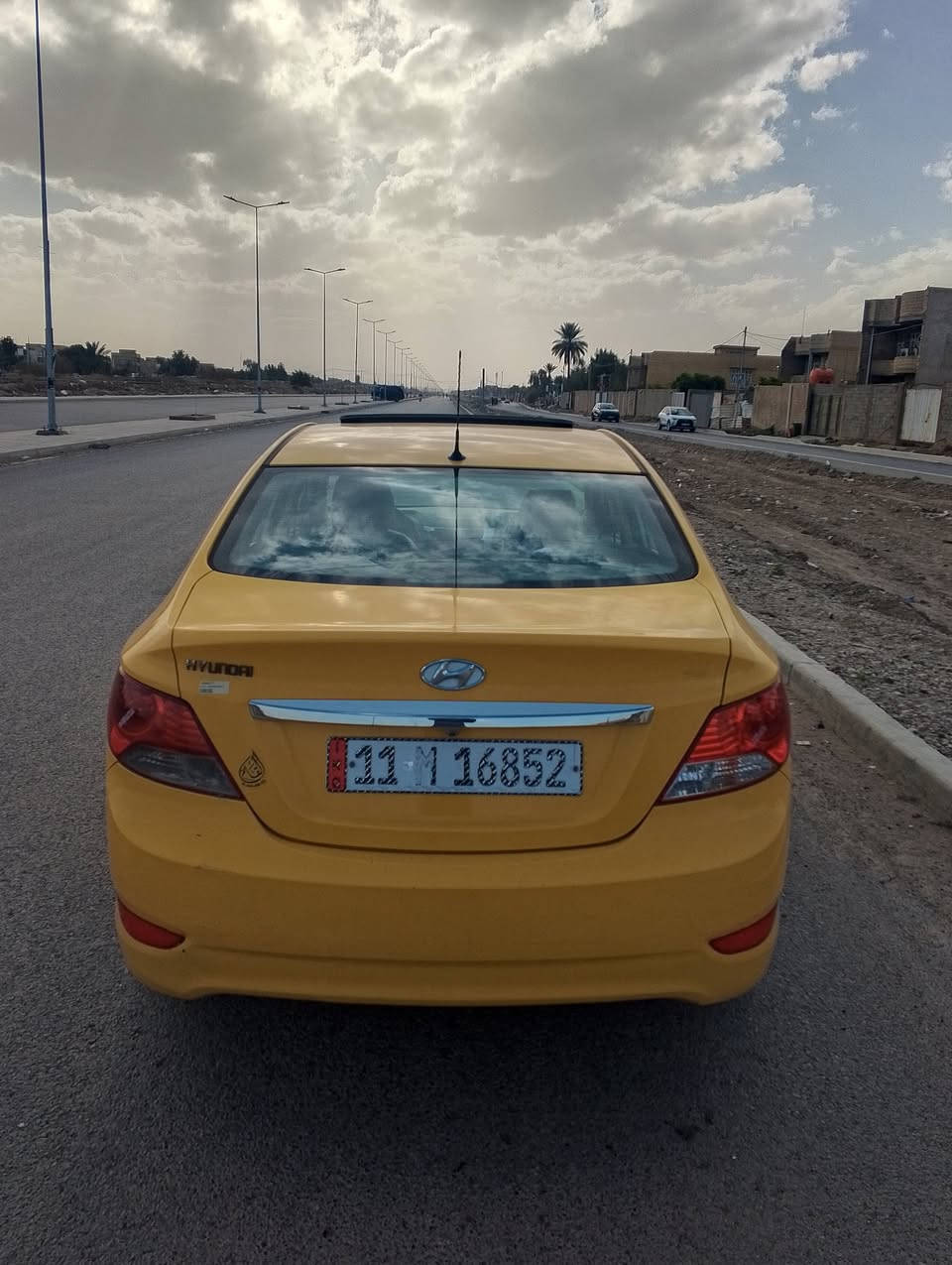 سلام عليكم 
اكسنت خليجي 2015 فول مواصفات ماعدا بصمه 
سيارة نضيفه وكامله من كلشي 
مكينه 1600 دوش 
سياره بيهة طخة ب الجاملغ الخلفي الايمن موضح بالصوره وبيهة ضربه خفيفه ومصلحه من جهة السايق 
سعر 90 وبيهة مجال جدا بسيط حگ الجية 
مكاني بغداد شعلة 
***********
