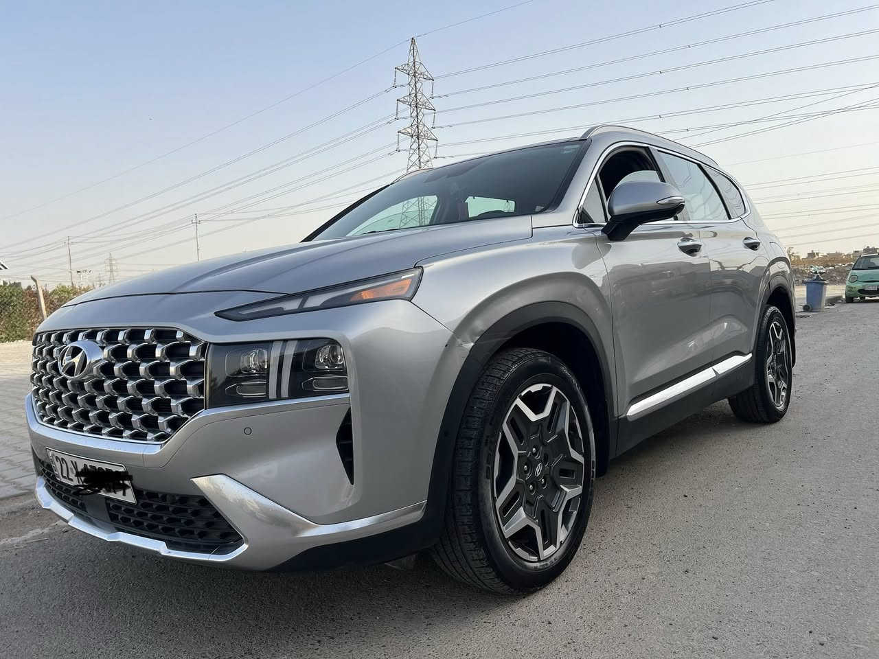 السلام عليكم للبيع 
هيونداي سنتافي HTrac(هاترك) لمتد 2023 
 حجم المحرك 2500 تيربو   
العداد: ٢٦،٠٠٠ mil
بدون صبغ بدون تبديل 
صور الحادث مرفقة في المنشور.

المواصفات:-
1- مفتاح ذكي بصمة + التشغيل عن بعد .
2- نظام اوتو بارك / تقديم و ترجيع السيارة بالمفتاح الذكي
3- كير بنظام الازار المنفصلة الاصدار الجديد ( بيانو)
3- كير ماوس ثانوي لأوضاع القيادة / Drive Mode 
‏Comfort - Smart - Sport 
4- نظام HTRAC الحديث 
5- بنوراما فتحة سقف.
6- هاند بريك بصمة 
‏7 - Auto Hold  أوتو هولد
8- خاصية ISOFIX   ايزو فكس قفل الاطفال
9- نظام مانع الانزلاق
10 -نظام اطفاء المحرك (A) ذاتيا في الازدحامات لتوفير الوقود
12- شاشة تدعم Apple Car play و Android وبلوتوث مدمج والأوامر الصوتية
13- الداشبورد الكتروني بانماط متغيرة حسب وضعية القيادة
14- الشاشة الوسطية حجم كبير 12 انج مع دعم الملاحة بالخرائط GPS وبوصلة للاتجاهات
15- شاحن هاتف wireless
16-  مخارج شحن USB وتشغيل الميديا
17- منافذ للطاقة كهرباء 12فولت ومنفذ 110 فولت
18-  المرايا الجانبية قابلة للطي + نقطة عمياء + هيتر + اشارات
19- مرايا جانبية بخاصية الترحيب والفتح عند الاقتراب والاضاءة في الضلام
20-  الصندوق كهربائي ذكي يفتح عند الاقتراب
21- حساسات ضغط الاطارات 
22- حساسات أمامية / جانبية /خلفية
23-  كامرة اضافية لتقنية منع الخروج عن المسار
24- ميزة التوقف الذاتي للمركبة منعا للاصطدام عند القيادة او الرجوع
25-  المركبة تعيد نفسها للمسار الصحيح عند عدم الانتباه
26- لايت زينون رباعي العدسات بتقنية High Beam الانارة الذكية + LED  نهاري 
27- بك لايت LED مميز مدعوم بتقنية ضد الضباب لاوضح رؤية للمركبة
28- خاصية دعم الكاميرات عند تشغيل الإشارة الجانبية لرؤية الزوايا العمياء
29- كاميرا دوارة 3D تفاعلية متعددة الاوضاع
30- اضاءة داخلية LED تقنية Ambient Light 
31- مرآة داخلية بخاصية التعتيم الذاتي 
32- سستم صوت هارمن كاردن 10 سماعات محيطية مع دمام وتويترز 
33-  نظام القيادة الذاتي الذكي في الشوارع المخططة 
34- مثبت السرعة Cruise وميزة التباعد عن المركبات
35- حساس حراري بسقف  السيارة بتحذير صوتي في حال نسيان الاطفال في المركبة
37- قفل الابواب والنوافذ / خاصية عدم العبث للاطفال
38- القفل المركزي للابواب وعدم الفتح عند مرور مركبة بشكل قريب من السيارة 
39- مقعد السائق خاصية الخزن وميزة الخروج المريح عند الاطفاء
40-  المقاعد الامامية كهرباء + تبريد + تدفئة
41- المقاعد الخلفية تدفئة
42- الداخل جلد بلون الاسود
43- ستائر جانبية 
44- ستيرنغ من الجلد حياكة مع تحكمات وميزة تدفئة المقود
45- شفتات رياضية بالمقود
46-  التبريد والتدفئة تحكم شاشة وتحكم يدوي ايضا
47-  التبريد امامي خلفي مناخ منفصل
48-بردات أبواب خلفية 
49- قبضات أبواب ألمنيوم مع خاصية الانارة ليلا
50- حساس لمس ابواب لفتح وغلق باب السائق والراكب
51- ماسحات امامية حساس / تشغيل تلقائي وسرعة حسب غزارة المطر
52- ماسحة خلفية حساس /  تشغيل تلقائي عند المطر
53- اريل نفكيتر مدمج بتقنية التقاط بث الراديو HD
54- الصندوق كهربائي ذكي يفتح عند الاقتراب.

بغداد/ الشعب
السعر :  210
الهاتف : ***********
