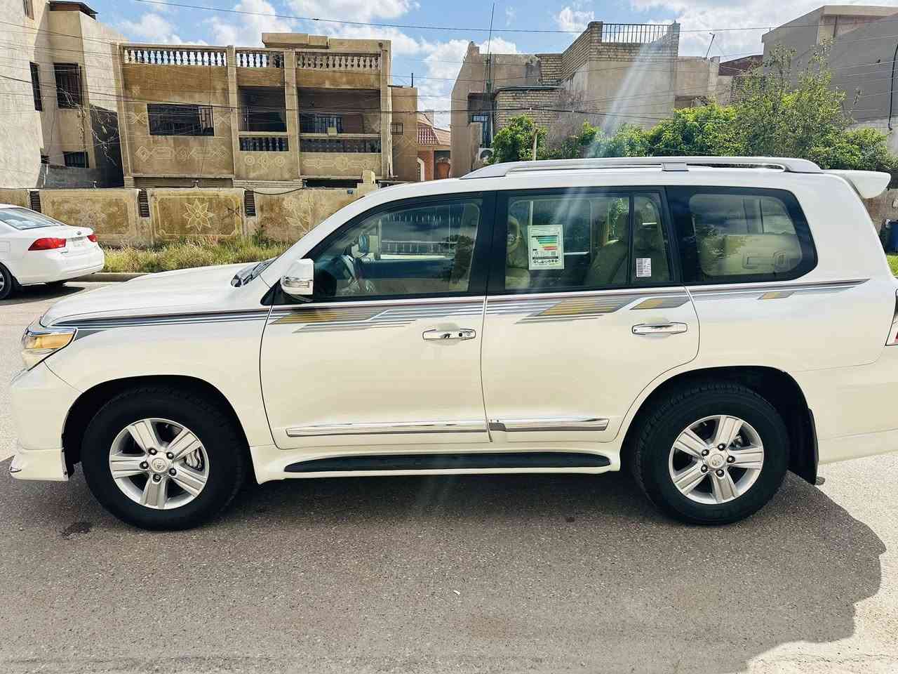 لاند كروز 2012 خليجيه فطيم ام الطفايه جديده جدا اي نقص مابيه من كلشي تخم تاير وصدر دوشمه وأرضيات جدد ادامه كامله مناقصه شي ترايه جديد لوك بيه قطعتين جاملغ خلفي وباب خلفي وبيه بارد شي بسيط  حساس امامي خلفي وبصمه وثلاجه وكامره وشاشه وكشن كهرباء مكاني بغداد حي العامل ***********
