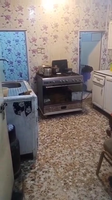 مشتمل طابق ارضي   كامل الخدمات  و معزول. الوحدة في. الامين  قرب. مدرسة القارس العربي  
غرفة نوم.  5 في 5. و صالون 7 في 5   و مطبخ. 4 في 4.  رقم  الغرفة الأخيرة. بس سبلت يصير بيها.  للتواصل *********** سعرة 350.
