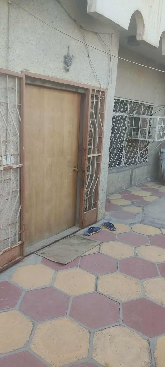 السلام عليكم بيت للبيع ركن طابو ملك صرف المساحة 164 متر الواجهة 8 النزال 20 العنوان نواب الضباط شارع نوتلا كيك مقابل متوسطة الصادق الأمين خلف سوق الشهداء للأستفسار الأتصال على صاحب البيت الأخ ثامر رقم  الهاتف او واتساب على نفس الرقم ***********
