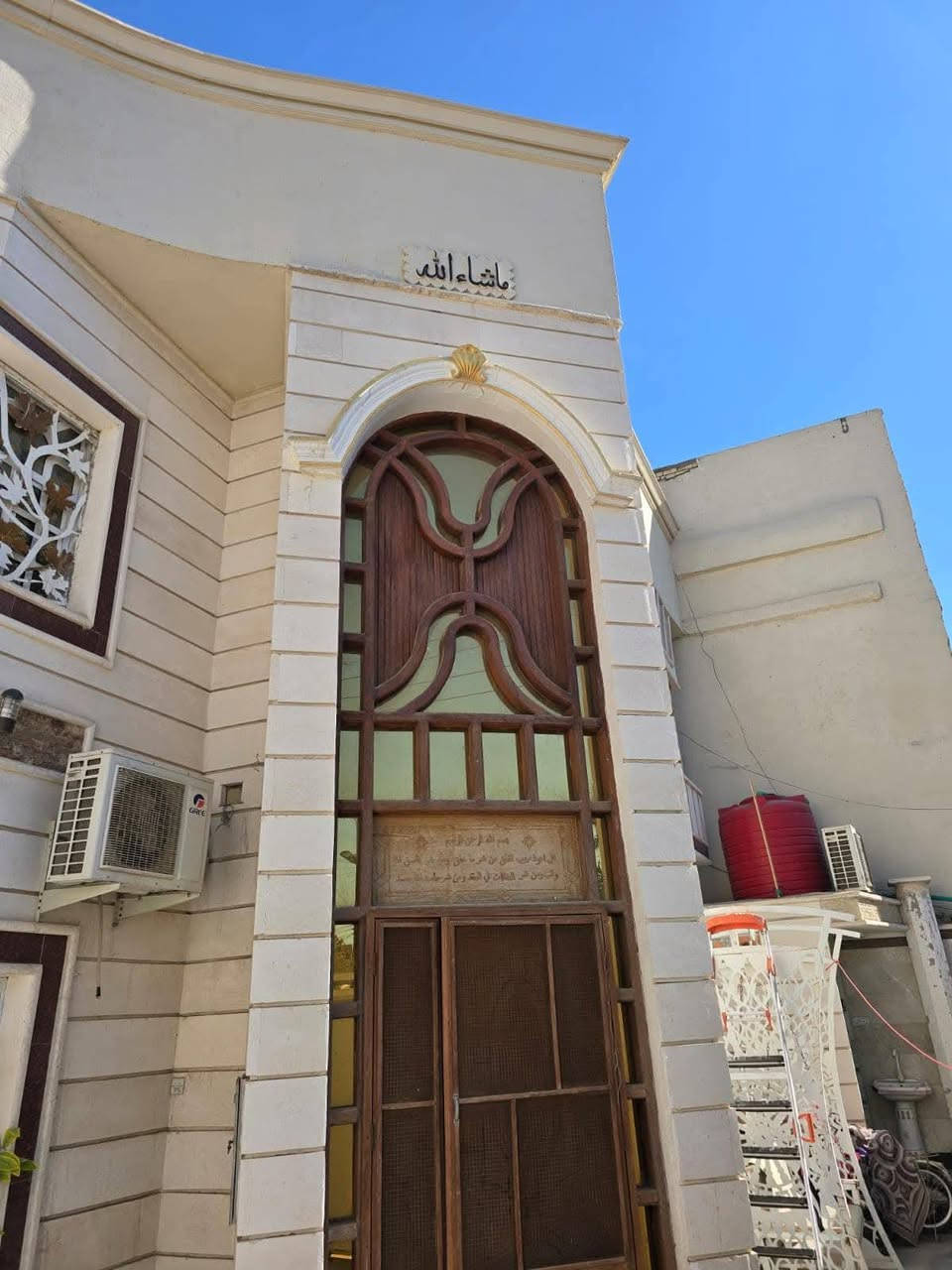 يعلن مكتب المرتضى للعقارات عن توفر
بيت للبيع ، في الاربع شوارع ، قرب مدارس الادريسي
طابقين ، بناء حديث
المساحة / 266 متر
الواجهة / 13.5 متر ، واجهة حجر
يحتوي على / 5 غرف وصالة واستقبال ومطبخ وكراج وحديقة وصحيات
سعر البيت / 550 مليون

توجد لدينا عروض اخرى
للأستفسار الاتصال على الارقام التالية 
*********** - ***********
نستقبل كافة العروض والاعلانات نشرها وترويجها مجانا
عنوان المكتب / الجنينة / شارع جامع الكرناوي / مقابل فتافيت سنتر
