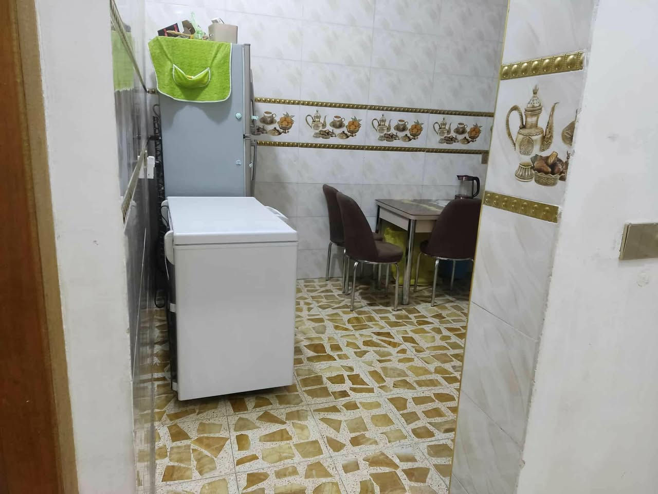 السلام عليكم دار للبيع  140 متر طابقين جديد كافت خدمات سند 25 بغداد الكمالية بستان علي كمال  مربع ذهبي ***********
