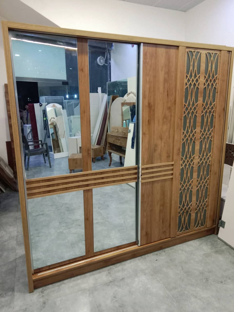 غرفة نوم 5 قطع للبيع مع شد ونقل ودوشك سعر 350 للتواصل ***********
