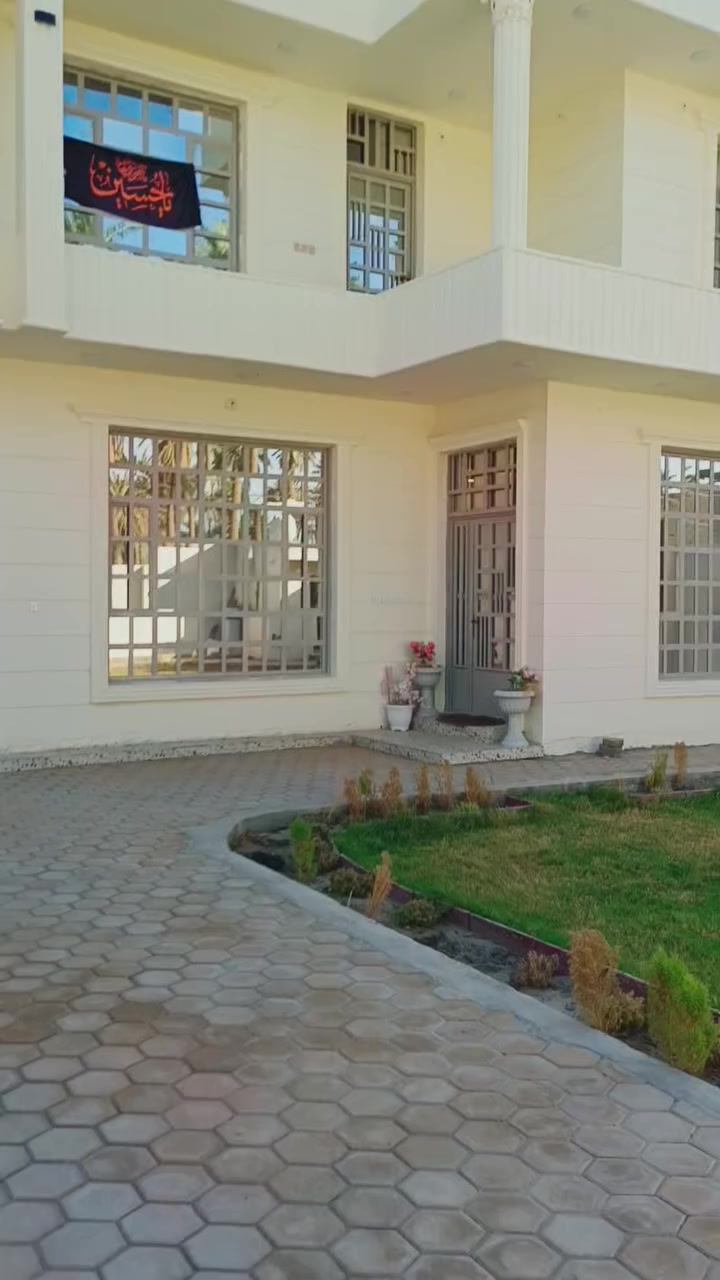 السلام عليكم المساحه 600 متر الواجهيه 20 تحتوي على بيت مساحه 197 متر طابقا بناء الطابوق درجه اولى يبعد عن المركز المدينه 6 كيلو عن شارع السيده زينب كيلو وربع تبليط كافه الخدمات متوفره سعر باقي التفاصيل اكثر الاتصال***********
