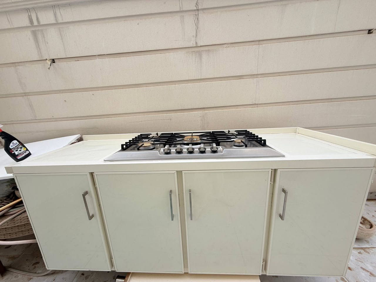 السلام عليكم
عندي هالأغراض 
الكونتر تعلاكة مع سنك وطباخ ٣٥٠ الف وبه مجال 
الديوان ٢٠٠ الف وبه مجال 
الاتصال ع الرقم ***********
