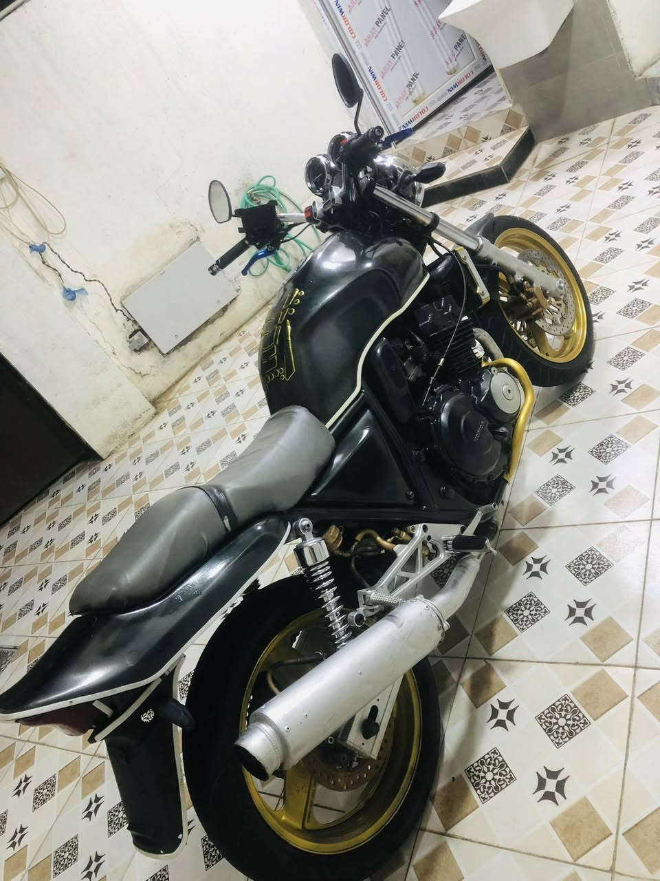 اعادت النشر بسبب وعود الكاذبه دراجه البيع هوندا سيبي فور جيل اول نشاطه يخبل بيها شلعا مرعبه مسجلة تحويل ثاني يوم موديل1999 نظيفه مثل ماموضح بصوره   محرك ممفتوح بلاد نقصها فقط دسكات بريك وتبديل دهن 
المكان الرمادي تواصل ع هاذ الرقم  ***********
