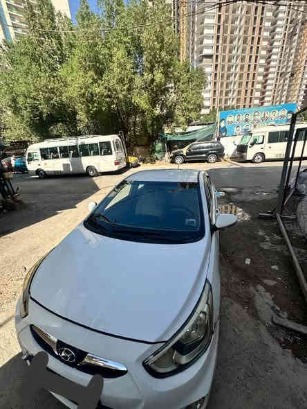 السلام عليكم 
اكسنت للبيع موديل 2015 خليجي 
لون ابيض 
رقم كربلاء إنكليزي 
سنوية باسمي 
سيارة استخدام بنيه كلش قليل 
داخل لونين 
شاشة 
تبريد 
تحكم ستيرن 
مكينة 1400
بيه حادث جاملغ وباب بلعراق ومبدل 
نقصة صدر فقط 
سعرة كلش حلو 
معروضة 85 وبيه مجال 
***********
مكان السيارة بغداد المنصور
