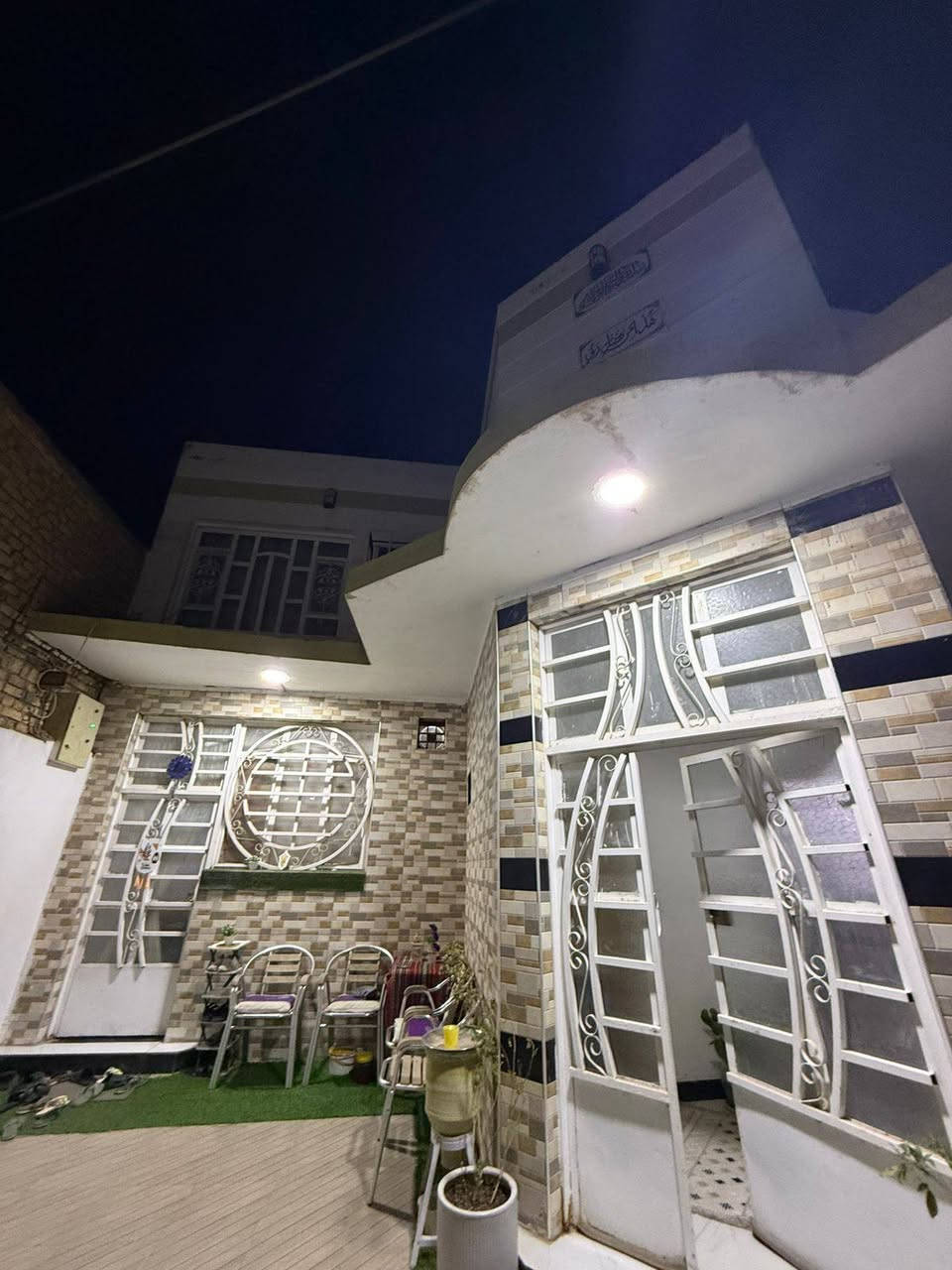 دار سكن للبيع
المساحة: 200 متر
الموقع: الاسكان/ شارع السفير
البناء: كونكريت مسلح – بناء حديث

تفاصيل الدار:

الطابق الأرضي: استقبال، صالة، مطبخ، غرفة نوم، صحيات داخلية وخارجية، طارمة.

الطابق العلوي: غرفة واحدة.

موقع مميز وقريب من الخدمات.

للاستفسار مراجعة مكتب علاء الخالدي للعقار
أو الاتصال على الرقم: ***********
