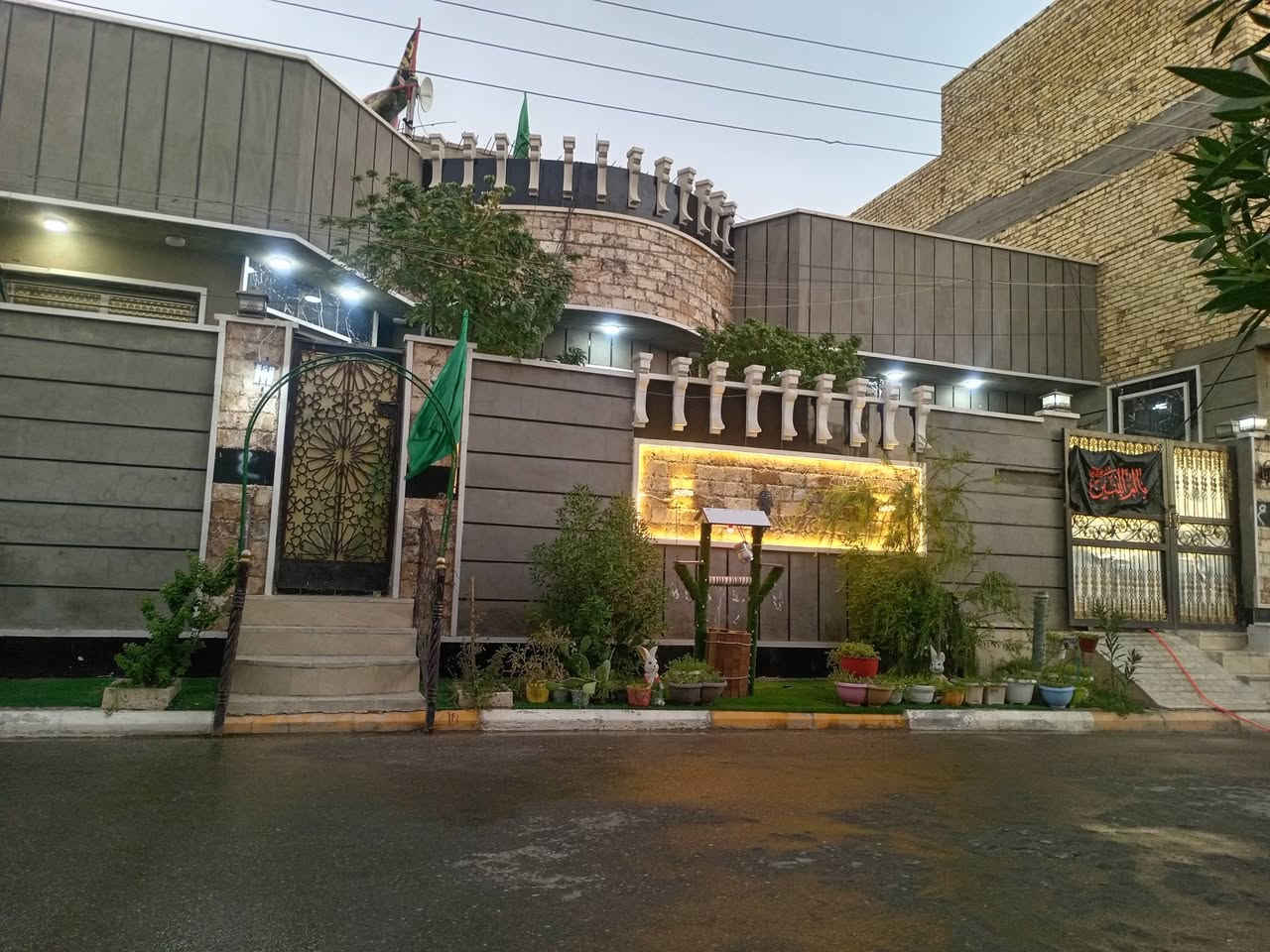 السلام عليكم دار للبيع مساحه ٢٠٣ للبيع ركن شارع بيت لوفي قرب اسواق طيبه  للاستفسار *********** او***********
