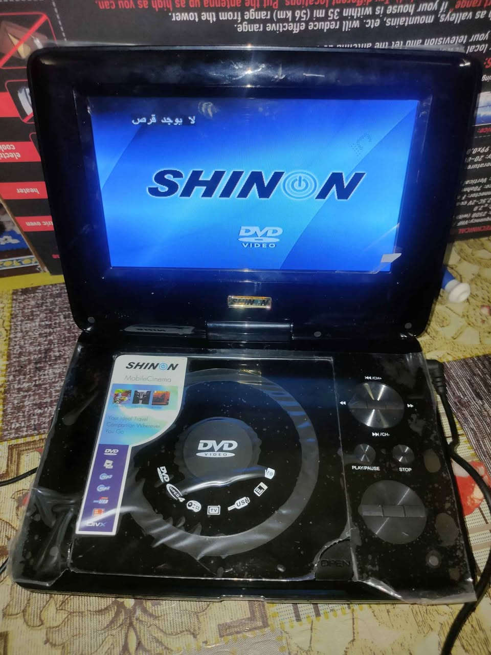 جهاز DVD مشغل الوسائط والألعاب جيل الطيبين من شركة SHINON ، الجهاز جديد يعتبر خياراً مثالياً للسفر، للرحلات، أو للأطفال بالبيت لأنه يجمع بين التلفزيون ومشغل الأفلام والألعاب الكلاسيكية في جهاز واحد.
🛠️ المواصفات والمميزات الفنية:
الشاشة: شاشة ملونة واضحة وقابلة للتدوير بزوايا مختلفة لراحة الرؤية.
مشغل الأقراص (DVD/CD): يقرأ بامتياز أقراص الـ DVD والـ CD بجميع أنواعها (أفلام، مسلسلات، أغاني).
منفذ USB: يدعم تشغيل الأفلام، والموسيقى، والصور مباشرة من الفلاش و الميموري.
🎮 ميزة الألعاب (Retro Gaming): الجهاز يحتوي على نظام مدمج لتشغيل ألعاب جيل الطيبين المشهورة (NES مثل ماريو، كونترا، الدبابات وغيرها) عن طريق الفلاش او ميموري
المنافذ: يدعم ربط منافذ خروج للصوت والصورة (AV OUT) لربطه على شاشة تلفزيون كبيرة إذا تحب.

📦 الملحقات الكاملة القادمة مع الجهاز:
الجهاز يأتي بكامل غراضه الأصلية وملحقاته الإضافية الموضحة بالصور:
🎮 يد ألعاب (عدد 2): جويستيكات مخصصة للألعاب بمنفذ USB  للاستمتاع بألعاب 

🕹️ جهاز تحكم عن بعد (ريموت): الريموت الأصلي الخاص بالجهاز للتحكم بالأفلام والميديا عن بعد
🔌 شاحن سيارة مدمج: واير شحن خاص للربط على قدّاحة السيارة، ممتاز جداً لتشغيل الأفلام للأطفال أثناء السفر والرحلات.

📡 إريل (أنتينا) استقبال التلفزيون: يربط بالجهاز لالتقاط القنوات الأرضية.

📺 كابلات الصوت والصورة (AV Cables): الوصلات الخاصة لربط الجهاز على شاشات التلفزيون الكبيرة.

🎧 سماعة أذن (Headphone): يأتي مع واير سماعة إضافي للخصوصية أثناء الاستماع.

📱وياه رام يحتوي على كثير من الالعاب ويمكن الاضافة عليها.

📺وياه الهوائي (Antenna) بتصميم رقيق جدًا ويدعم دقة عالية (Full HDTV) تصل إلى 4K.يأتي مع مضخم إشارة (Amplifier) لتعزيز استقبال القنوات التلفزيونية الرقمية المجانية. البصرة, العراق


**إذا كنت صاحب هذا الإعلان وتريد حذفه لأي سبب، رجاءا أرسل رسالة إلى الدعم الفني**