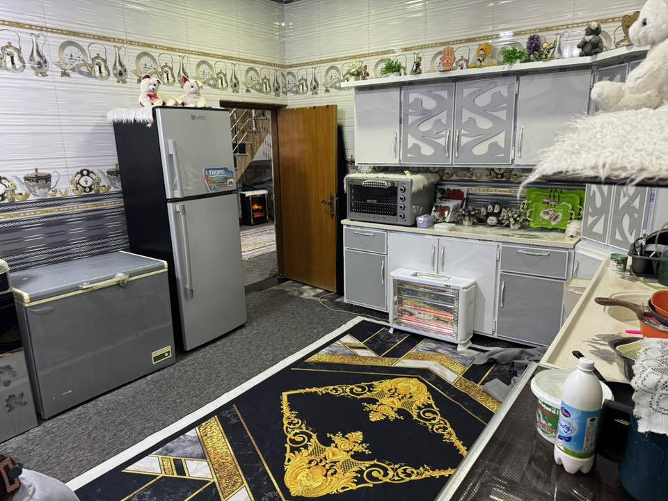 السلام عليكم بيت للبيع مساحه 200 متر غرفتين نوم ومطبخ وصاله وستقبال وهول صحيات دخليه وخارجيه البيت مرمر الارضيه الوجهيه سرميك طابو زراعي بسمي عنوان البيت شارع 80 محزم4 /*********** /*********** اتصل وتساب
