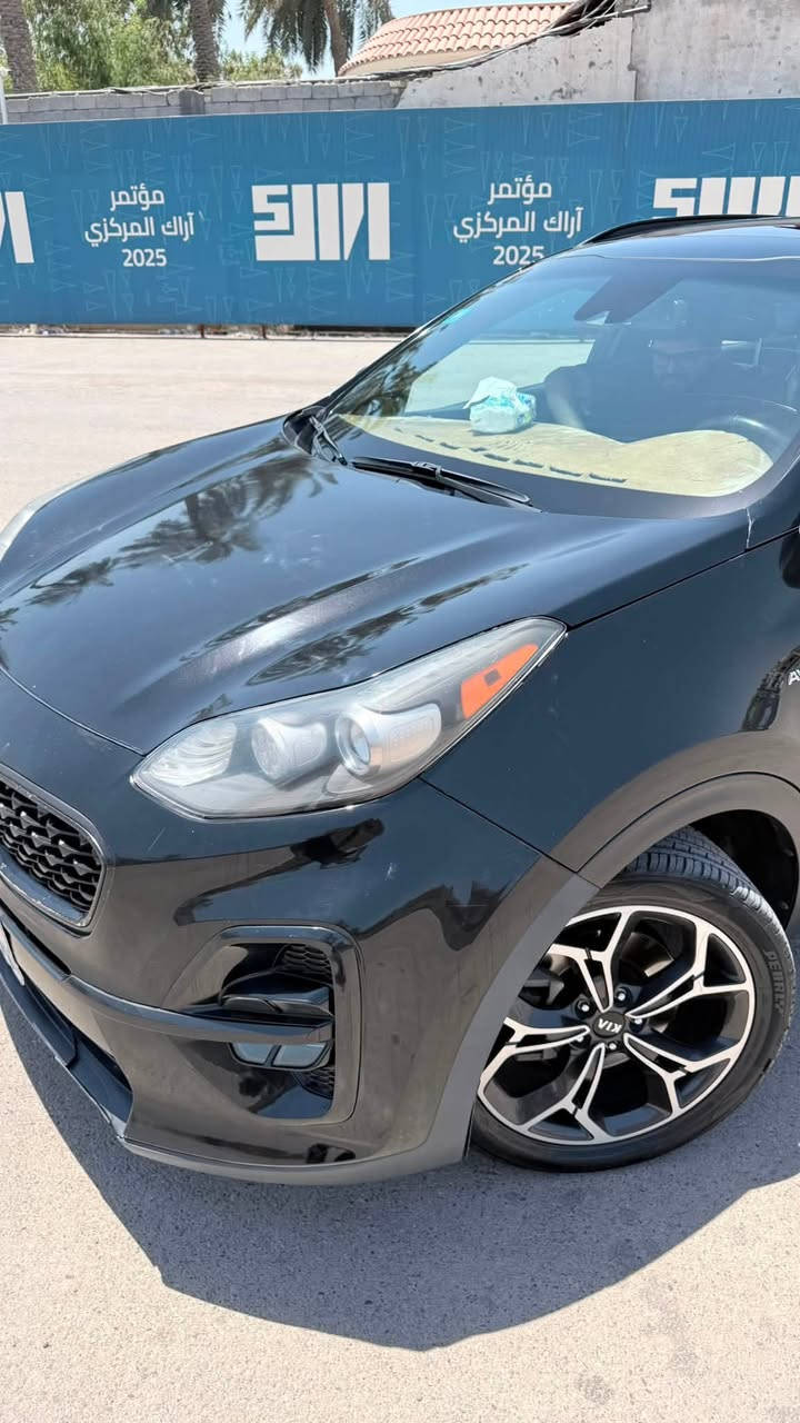 السلام عليكم كيا سبورتج 2021 sx prestige فول مواصفات للاخير ( بانوراما تدفئة وتبريد كشنات وتدفئه ستيرن حساسات رادارات سماعات هارمن كاردن وبعد بيها هواي مواصفات ) ماشية 48 الف فقط مكينة 2.0 تيربو حادثها جاملغ امامي يمين وبنيد حادثها حلو وصارت عندي هنا طخه بالباب الامامي اليمين طخة بسيطة بعدها على وضعها السيارة كلش جديده وسعرها مناسب مكانها بغداد الدورة للاستفسار اكثر : ***********
