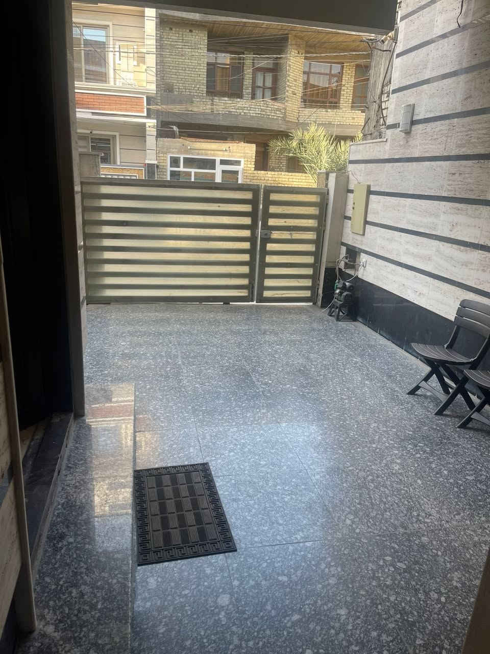 دار للايجار
دار للإيجار مساحته 150 م يحتوي على 3 غرف نوم و3 حمامات وبالكونات واستقبال وطعام وغرفة معيشة وكراج وحديقة ولوندري ومخزن بناء حديث في منطقة حي الحسين مجاور كلية الرشيد للاتصال *********** أو *********** واتساب
