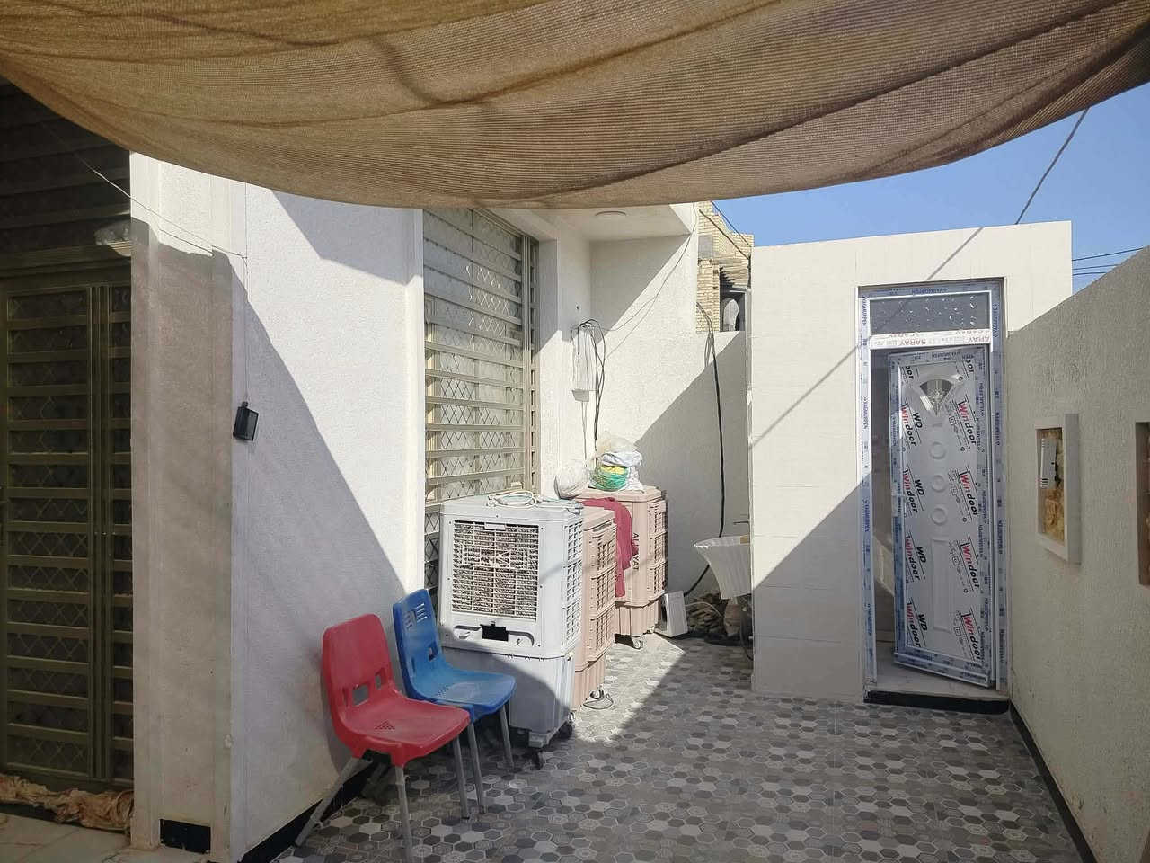 بيت للبيع حي الحكيم شارع افران الهادي قرب كورنيش مساحه 180متر طابوك يتكون من غرفتين نوم وصاله ومطبخ واستقبال مرقم من بلديه حديث جاهز للسكن كهرباء بوري نضام سبالت تقطير فوول مواصفات طابو زراعي سند 25 قريب على الكورنيش 
للاستفسار ***********
