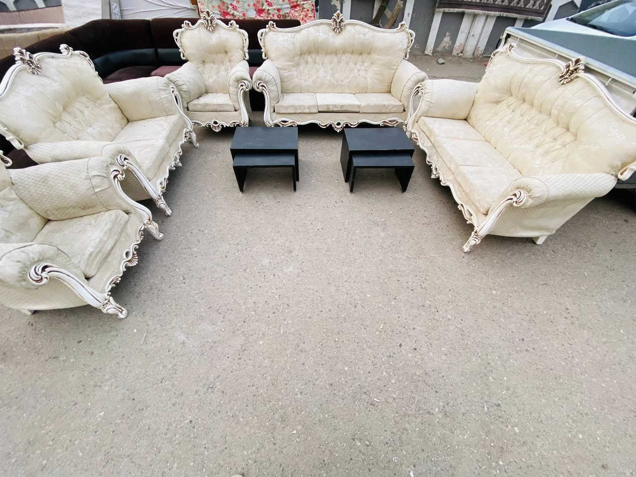 السلام عليكم 
تخم تركي عشر مقاعد لون ابيضّ منقش بي بس كرسي يحتاجله غسل كوشات متحركه مو ثابته ويا طبلات 
السعر 400 وبي مجال العنوان شارع فلسطين 
***********
