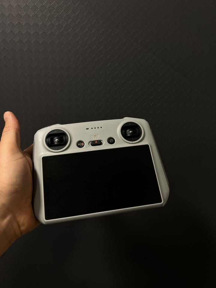 Dji mine 3 pro 
حياكم الله ، عظم الله أجورنا وأجوركم بمصابنا بسيد الشهداء الإمام الحسين (عليه السلام) ، ميني 3 برو تفصيخ شتحتاج موجود علماً الدرون باللوك وجوستك سمارت ايضاً للبيع يتوفر توصيل لكل العراق / *********** 📞
